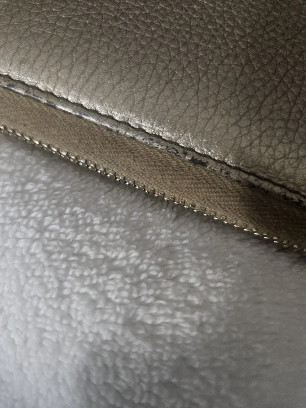 🩷❣️Authentic Gucci Metallic Silver Zip Around Wallet with Tassel - Preowned💝❤️